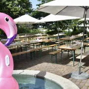 Festliches Ambiente im Sommer-Flamingo-Stil (Christine Aeschimann)