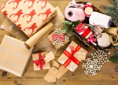 anleitung-und-ideen-geschenke-verpacken-weihnachten-zum-selbermachen-und-dekorieren (Foto: Aliena Kurz)