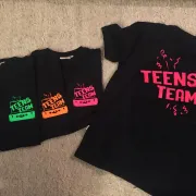 An den T-Shirts erkennt man das Teens-Team (Silvia Blatter)